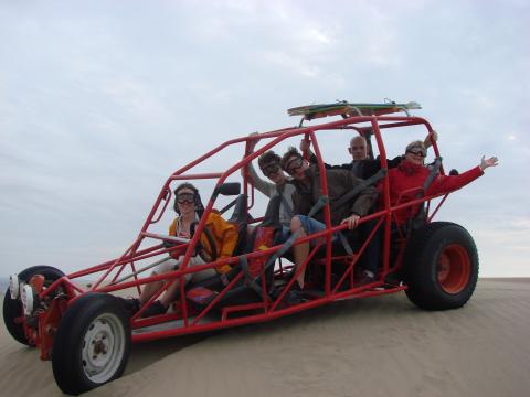 Sandbuggy och berg o dalbana bland dynerna