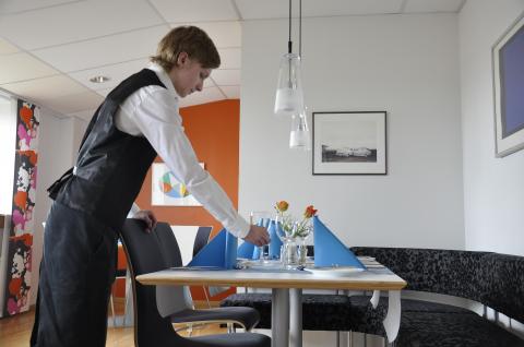 Daniel Tybål vill arbeta som bartender eller servitör i framtiden, gärna utomlands.