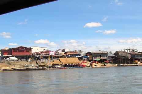 Byggnaden med halmtak är terminalen. &Ouml;verfarten med båt ingick i vår biljett som vi köpt i Vientiane och den gällde!