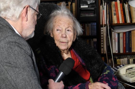 Christer Johansson intervjuar Ruth Nilssson, född Lomberg hemma hos henne i Brevens Bruk i Närke. Ruth Nilsson är hela 105 år men har trots sin ålder många minnen kvar från Bollebygd.