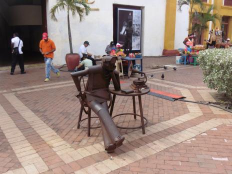 En lokal konstnär gör skulpturer av skrot som de placerar ut här och var i staden