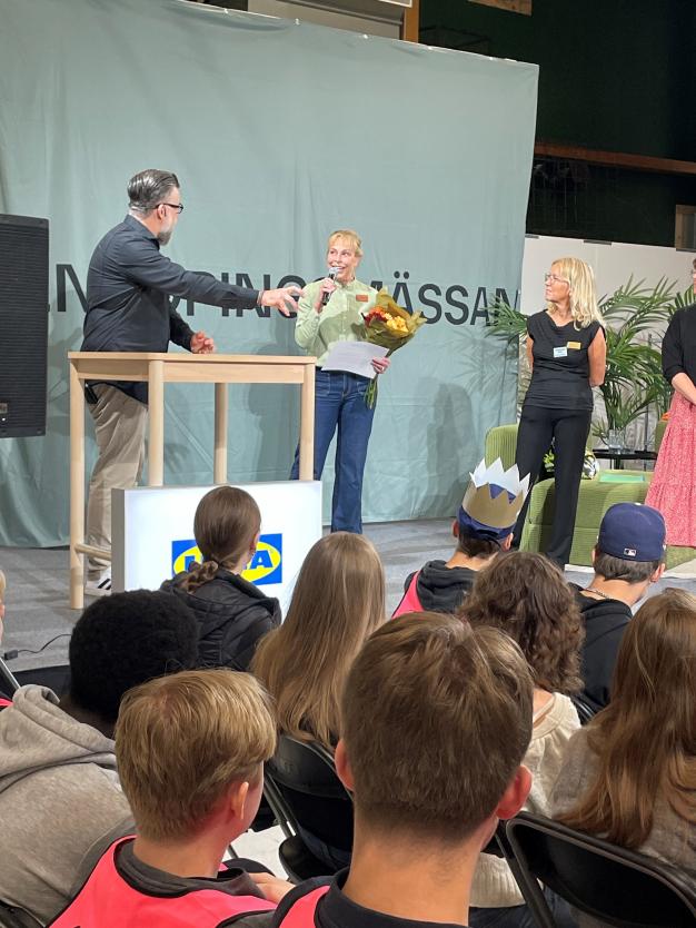 Anne Ohlsson, Haga slott tar emot pris som bästa APL-handledare. 