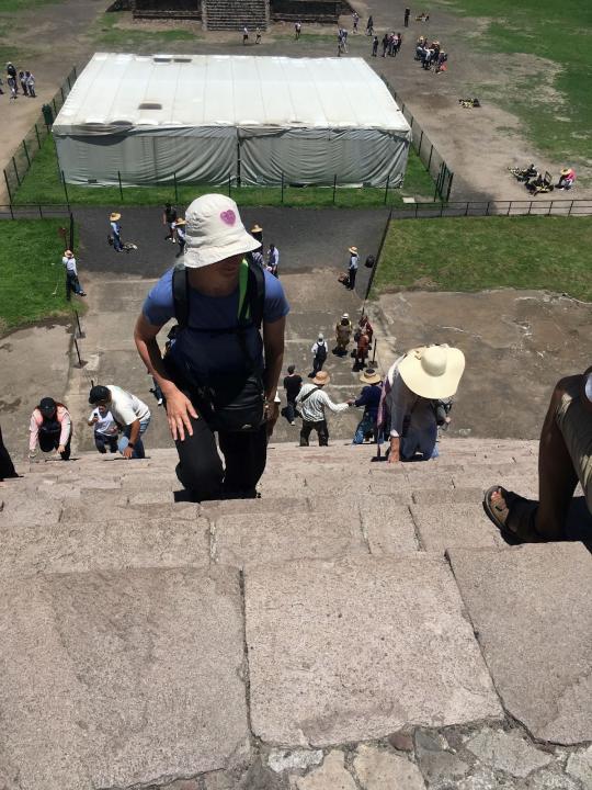 De branta trapporna upp på en av pyramiderna.