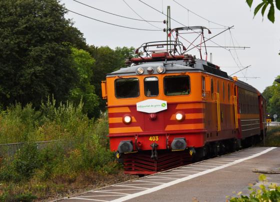 Valtåget på väg in till tågstoppet i Bollebygd.