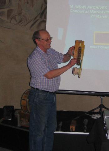 Per-Olof Schultz demonstrerar orgelns Tamburin. På bordet pipor från Vox humana, Tibia och Trumpet.