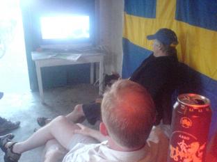 Anders och Stefan fljer ivrigt matchen sekund fr sekund.Frvntningarna r stora.

