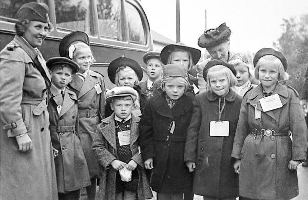 Den 10 september 1946 reste denna grupp finska barn tillbaka till Finland från Ullånger. Längst till vänster, klädd i lottauniform, står Rut Edlund . Hon var huvudansvarig för de s.k. krigsbarnen i Ullånger