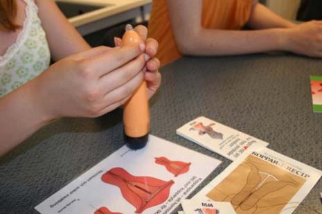 Elever i Mälarhöjdens skola lär sig om preventivmedel. 