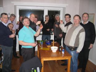 Deltagarna verkar lyckliga trots brist p rk, eller var det efter att vrden hade stttat med lite Laphroaig quarter cask ?