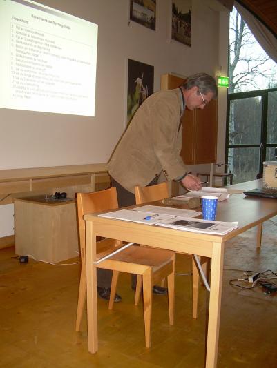 Ulf Breitholts ger information till mtesdeltagarna.