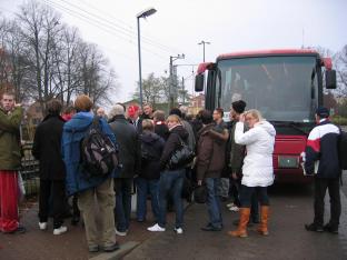 47 personer + en chaufför.<br />Biljettutdelning i högsta hugg. Nu gäller det att få ombord folket så snabbt som möjligt.<br />En snabb men viktigt säkerhetsgenomgång och så iväg.<br />Vi kom iväg 5 minuter före utsatt tid.