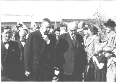 Från vänster syns Nicanor Boman, A. T. Sjödin, kung Gustaf VI Adolf och Elis Edlund.<br />