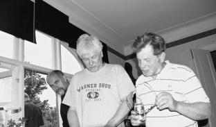 Troligtvis kassören på balkongen. Gunnar Thernström tittar fram och Stefan Säwe och Muck brister ut i sång.