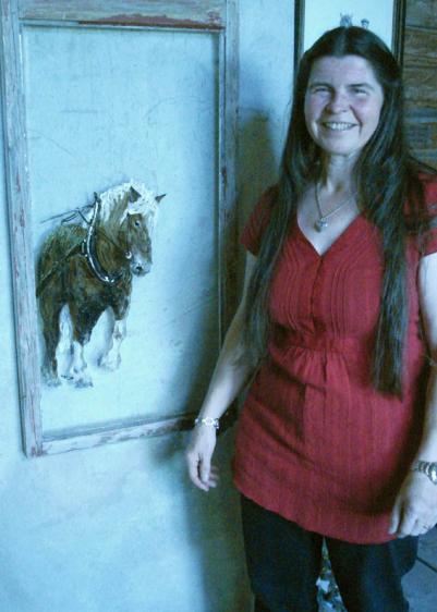 En av utställarna av konst var Lena Westman (fd Ullångersbo och född Bylund) det var hennes första utställning och hennes blyertstavlor av hästar vittnar om  stor kunskap om detaljer. Bilden visar en av hennes favoriter, oljemålning direkt på en glasruta och...