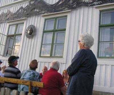 Sonja trodde att både konstnären Gösta Ullmark och fd maken Lars Edlund säkert uppskattade platsen för konstverket från sin himmel