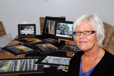 Karina Gustafson visar ett trettiotal av sina bilder p Galleri Odinslund.