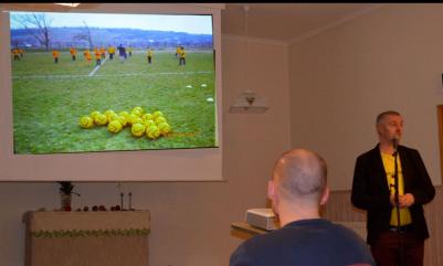 Jan-Olof</a> berättar om initiativet, där spelarna i  fotbollslagen får nya bollar varje år, skänker till lag i Moldavien. &Auml;ven fotbollsförbundet medverkade med de nya gula bollarna i förgrunden, när färgen skulle ändras för ny säsong. Johan Vestin t.v. kompletterade med sina erfarenheter från resan, med överlämnande av nya och begagnade bollar och besök i fotbollvänners familjer i Moldavien, att få uppleva en otrolig gästfrihet.