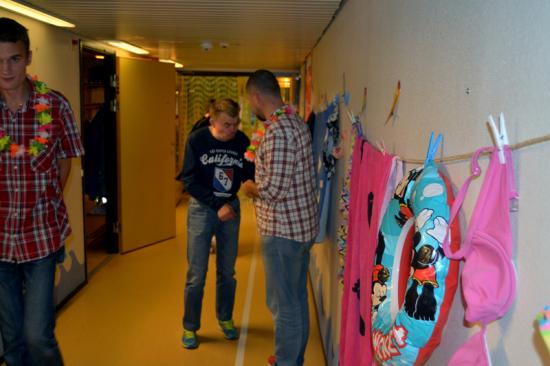 Henrik bjuder Gustav i den smyckade korridoren.