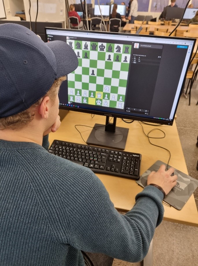 Albin Sjölund är en av dem som gärna spelar schack online.