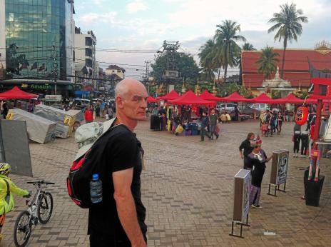 En inte särskilt shoppinginriktad turist på Vientianes nattmarknad