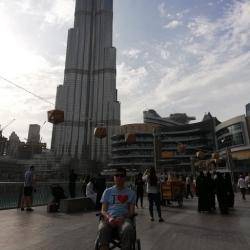 Jag befinner mig vid Burj Khalifa.<br />En av Dubais mest kända byggnader.