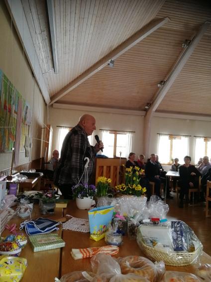 Arne Karlsson hälsar alla välkomna till auktionen hos Väringbygdens seniorer i Värings församlingshem.<br /><br />