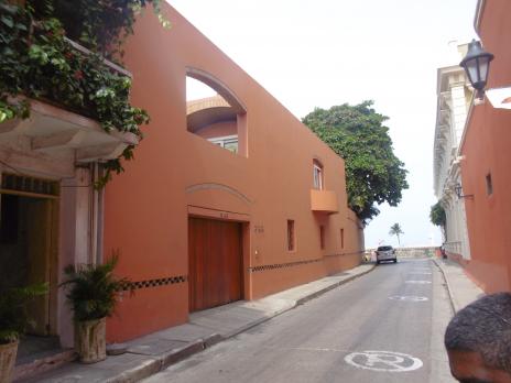 Ett fåtal byggnader i Cartagena har tagit sig runt reglerna om utseende och material i fasaderna. De andra som gjort det är mycket fula, denna är riktigt snygg. Innevånarna i staden gillar den inte. Den uppfördes av nobelpristagaren Gabriel Garcia Márquez och hans famil äger ännu huset.