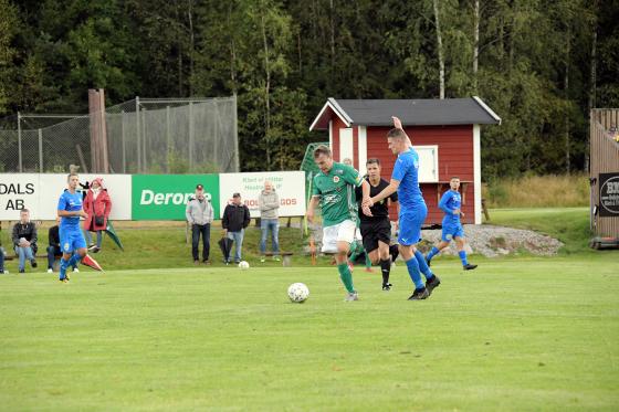 Jesper Andersson sätter fart mot motståndarmålet...