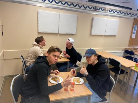 Erik Dahl och Isac Thyr äter pannkaka som serveras i klassrummet för att undvika trängsel i matsalen. 