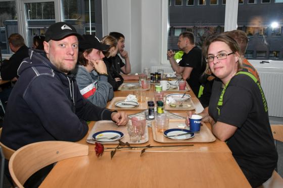 Marcus Tellander och Marina Magnusson vid frukostbordet på Flügger AB i Bollebygd.