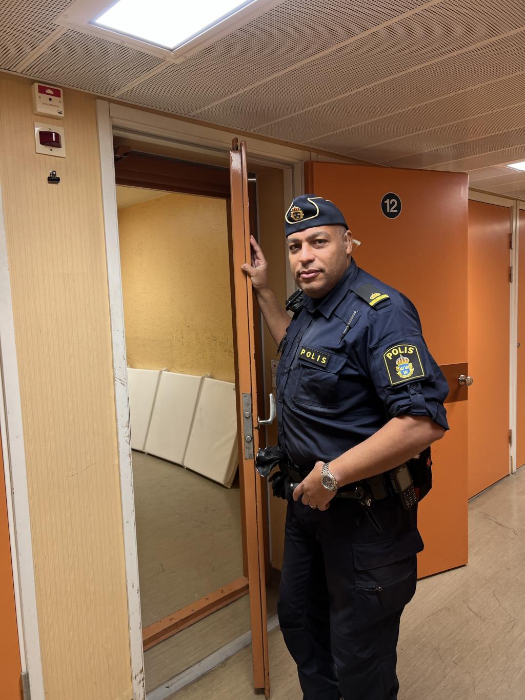 Richard visar fyllecellen på Enköpings polisstation. 