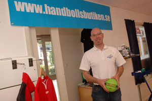Hit till butiken i Olsfors bjuder Niklas Lf in handbollsfreningar frn hela landet.