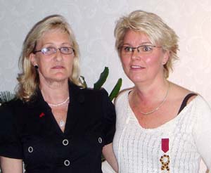 Hiv-Sveriges ordfrande Inger Forsgren, t v , gratulerar pristagaren Christina Ralsgrd, t h.