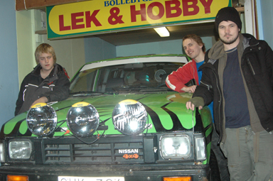 Mattias Skoog, Martin Klar och Niklas Rosander vid sin NIssan king cab som ska ta dem till Bamako i Mali.