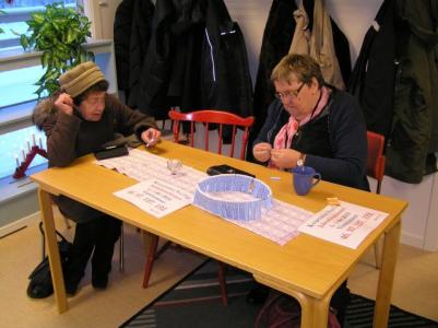 Gunhild Svensson köper lotter av Nya Tags Gunilla Wiberg