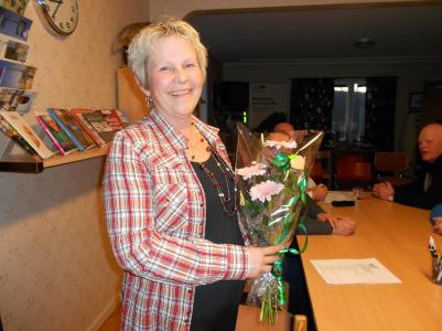Ellen Viklund får en blomma för sitt tuffa jobb i valberedningen .