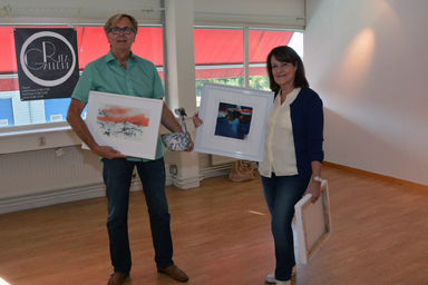 Ingemar och Rita Ljunggren i sin lilla utställningshall i Posthuset i Bollebygd. 