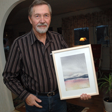 Arvo Broström med en av sina tavlor. Bilden tagen i februari 2008 inför hans första utställning på Galleri Odinslund i Bollebygd.