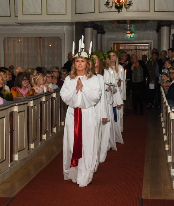 Lucian Tilda Persson med tärnor på väg fram i kyrkan till sin kröning.
