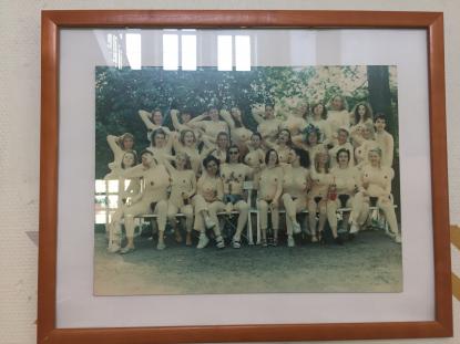 På en vägg i Vasaskolan hänger humanistklassen från 1992
