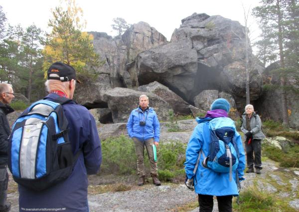 &Aring;ke berättar om rövarna i grottan på Rövarberget i Mjösjö