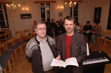 Gran Edin och Torbjrn Widfeldt, ordfrande i kyrkokren respektive krledare, studerar krverket Requiem.