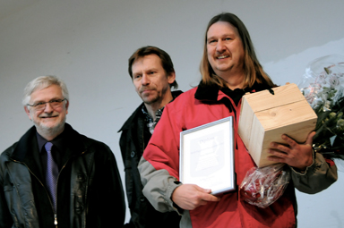Kommunalråden Christer Johansson och Peter Rosholm utsåg Sassi Wemmer till 2010-års Bollebygdsambassadör.