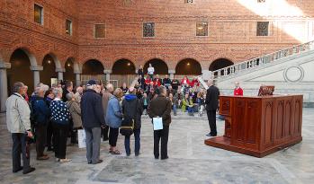 Många hade samlats för att få höra och se orgeln i Stockholms Stadshus