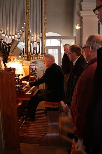 Efter avslutade årsmötesdagar samlades de sista entusiasterna i Adolf Fredriks kyrka där Per-Ove Larsson demonstrerade orgeln efter konserten