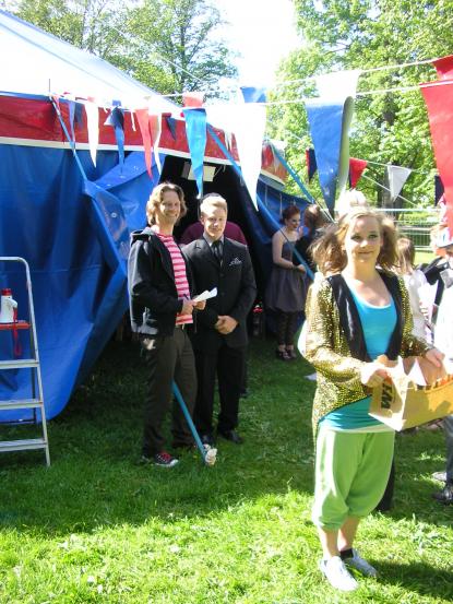Kalle, cirkuslärare, Sebastian, konferencier, och Ella, elev i åk 1, hälsar välkomna i Boulognern