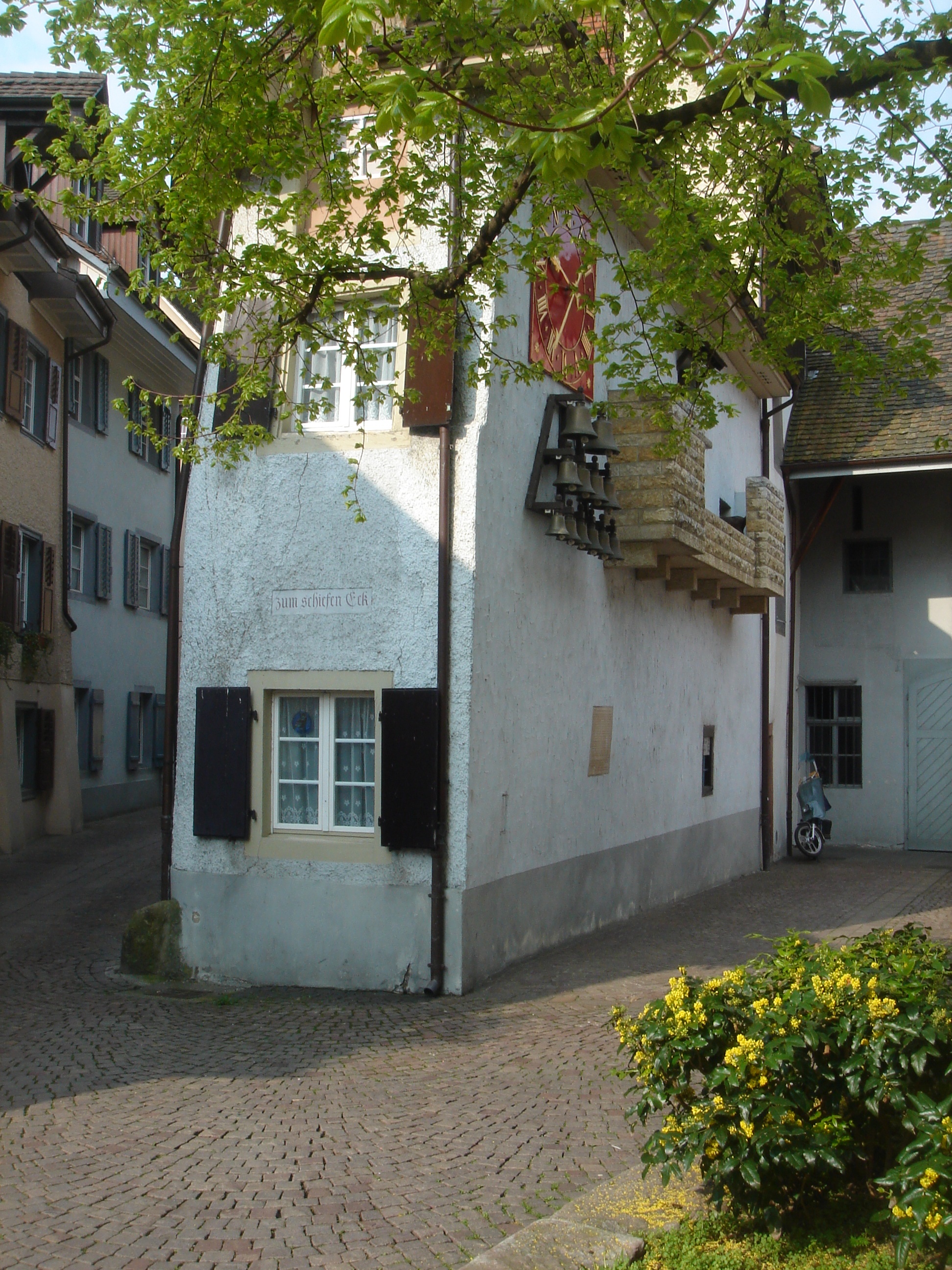 Ett som ni ser smalt och mycket gammalt hus i den schweiziska staden Rheinfelden. Glockspelet p husets ena vgg spelas som tack fr en verstnden SVENSK belg-
ring under 30-riga kriget! 