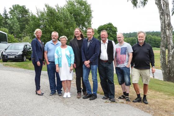 De åtta partiernas förstanamn inför kommunvalet den 9 september fick <br />posera framför AnnonsMarknans kamera. bollebygdsnyheter.se hakade på.