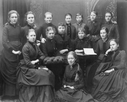 Tekla Swedlund, övre raden längst till höger, med sina klasskamrater vid Flickskolan 1887