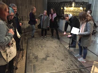Humanister läser en latinsk inskrift från 1300-talet i Uppsala domkyrka